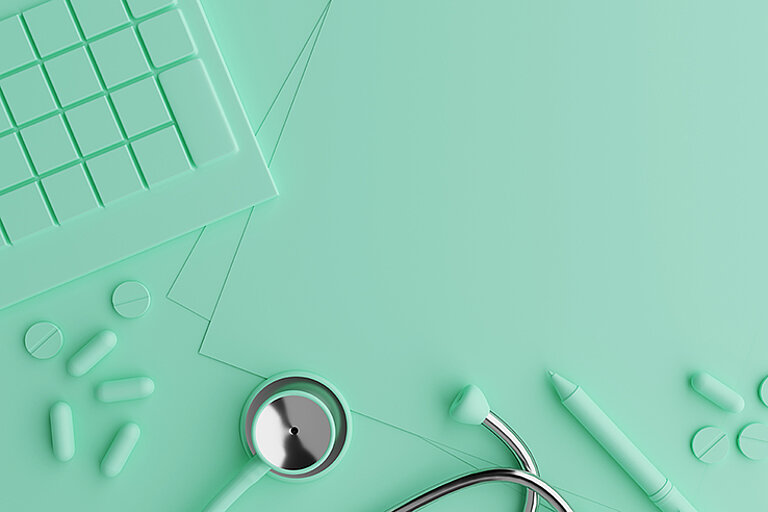 Rechnung und Medikamente auf einem Tisch